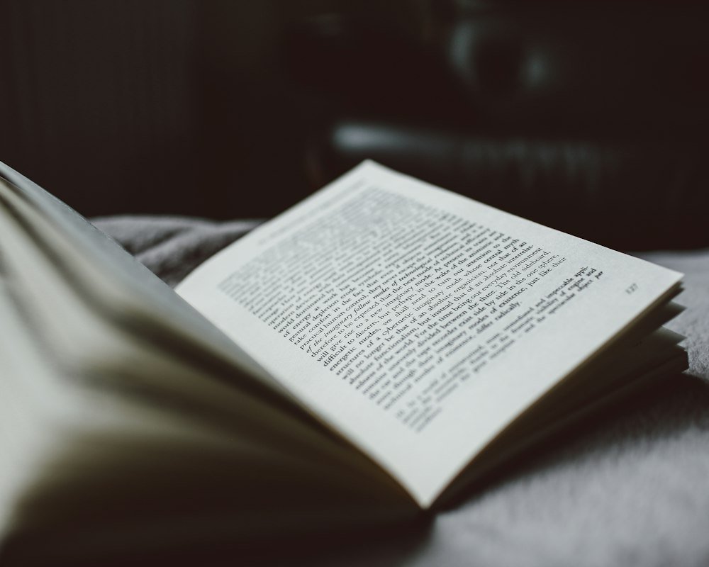 Livre ouvert dans une lumière tamisée